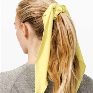 NWT Lululemon Uplifting Scrunchie *Flow